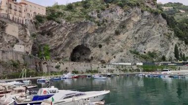 Maiori, Campania, İtalya 16 Nisan 2024: Amendola kıyısındaki turizm limanı