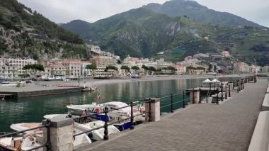 Maiori, Campania, İtalya 16 Nisan 2024: Amendola kıyısındaki turizm limanı