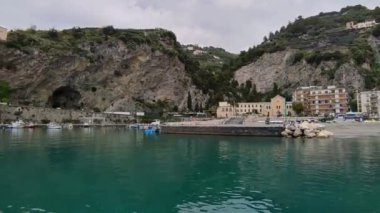 Maiori, Campania, İtalya 16 Nisan 2024: Amendola kıyısındaki turizm limanı