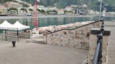 Maiori, Campania, İtalya 16 Nisan 2024: Amendola kıyısındaki turizm limanı