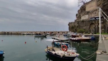 Maiori, Campania, İtalya 16 Nisan 2024: Amendola kıyısındaki turizm limanı