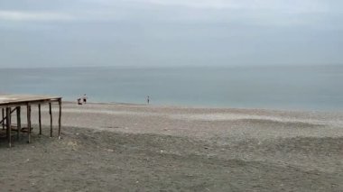 Maiori, Campania, İtalya 16 Nisan 2024: Amalfi Sahili 'nin en uzun plajı, Norman Kulesi' nden limana kadar uzanır.