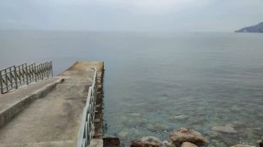 Maiori, Campania, İtalya 16 Nisan 2024: Amalfi Sahili 'nin en uzun plajı, Norman Kulesi' nden limana kadar uzanır.