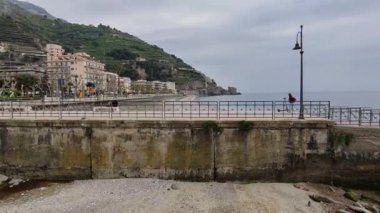 Maiori, Campania, İtalya 16 Nisan 2024: Amalfi Sahili 'nin en uzun plajı, Norman Kulesi' nden limana kadar uzanır.