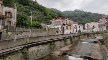 Maiori, Campania, İtalya 16 Nisan 2024: Via Chiunzi 'deki Reginna nehrinin yatağında kuş yaşamı
