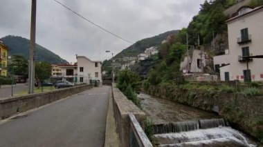 Maiori, Campania, İtalya 16 Nisan 2024: Reginna nehri üzerindeki Confalone kağıt fabrikası depoları Via Chiunzi 'den