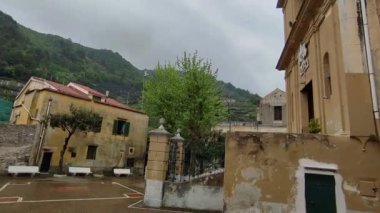Maiori, Campania, İtalya 16 Nisan 2024: Posula 'daki San Pietro Kilisesi, 10. yüzyılda Via San Pietro' da inşa edildi.