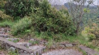 Maiori, Campania, İtalya 16 Nisan 2024: San Nicola de Thoro-Plano Kalesi, 9. yüzyılda inşa edilmiş, Maiori köyüne tepeden bakan