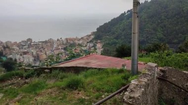 Maiori, Campania, İtalya 16 Nisan 2024: San Nicola de Thoro-Plano Kalesi, 9. yüzyılda inşa edilmiş, Maiori köyüne tepeden bakan