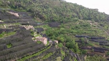 Maiori, Campania, İtalya 16 Nisan 2024: San Nicola de Thoro-Plano Kalesi, 9. yüzyılda inşa edilmiş, Maiori köyüne tepeden bakan