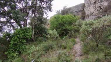 Maiori, Campania, İtalya 16 Nisan 2024: San Nicola de Thoro-Plano Kalesi, 9. yüzyılda inşa edilmiş, Maiori köyüne tepeden bakan