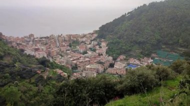Maiori, Campania, İtalya 16 Nisan 2024: San Nicola de Thoro-Plano Kalesi, 9. yüzyılda inşa edilmiş, Maiori köyüne tepeden bakan