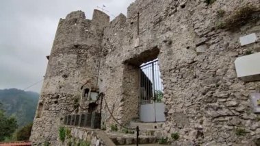 Maiori, Campania, İtalya 16 Nisan 2024: San Nicola de Thoro-Plano Kalesi, 9. yüzyılda inşa edilmiş, Maiori köyüne tepeden bakan