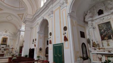 Maiori, Campania, İtalya 16 Nisan 2024: San Domenico Kilisesi veya Santissimo Rosario Kilisesi, 17. yüzyılda Via Roma 'da inşa edilmiştir.