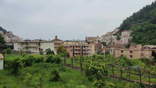 イタリア カンパニア マイオリ 2024年4月16日 9世紀に建てられたサンニコラ プラノ城 マイオリ村を見下ろす — ストック動画