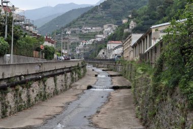 Maiori, Campania, İtalya 16 Nisan 2024: Via Chiunzi 'deki Reginna nehrinin parıltısı