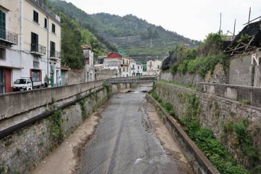 Maiori, Campania, İtalya 16 Nisan 2024: Via Chiunzi 'deki Reginna nehrinin parıltısı