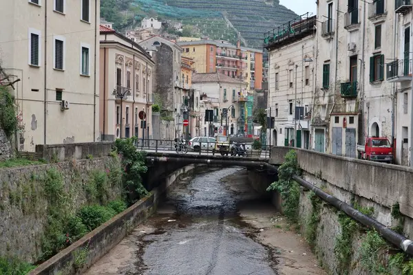 Maiori, Campania, İtalya 16 Nisan 2024: Via Chiunzi 'deki Reginna nehrinin parıltısı