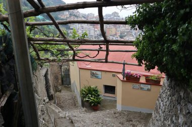 Maiori, Campania, İtalya, 16 Nisan 2024: Via Accola 'dan panoramik manzara, 9. yüzyılda inşa edilen ve Maiori köyüne hakim olan San Nicola de Thoroplano Kalesi' ne çıkan uzun bir merdiven