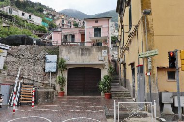 Maiori, Campania, İtalya, 16 Nisan 2024: Via Accola 'dan panoramik manzara, 9. yüzyılda inşa edilen ve Maiori köyüne hakim olan San Nicola de Thoroplano Kalesi' ne çıkan uzun bir merdiven