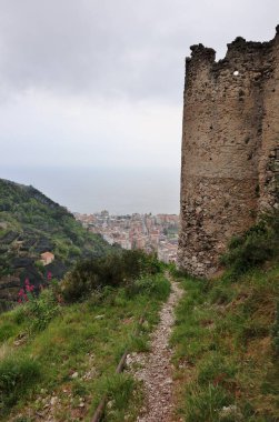 Maiori, Campania, İtalya 16 Nisan 2024: San Nicola de Thoro-Plano Kalesi, 9. yüzyılda inşa edilmiş, Maiori köyüne tepeden bakan