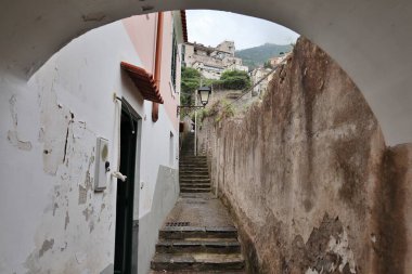 Maiori, Campania, İtalya, 16 Nisan 2024: Via Accola 'dan panoramik manzara, 9. yüzyılda inşa edilen ve Maiori köyüne hakim olan San Nicola de Thoroplano Kalesi' ne çıkan uzun bir merdiven