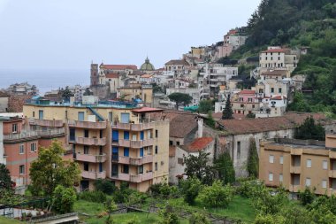 Maiori, Campania, İtalya, 16 Nisan 2024: Via Accola 'dan panoramik manzara, 9. yüzyılda inşa edilen ve Maiori köyüne hakim olan San Nicola de Thoroplano Kalesi' ne çıkan uzun bir merdiven