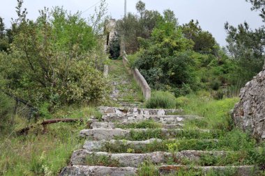 Maiori, Campania, İtalya 16 Nisan 2024: San Nicola de Thoro-Plano Kalesi, 9. yüzyılda inşa edilmiş, Maiori köyüne tepeden bakan