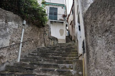 Maiori, Campania, İtalya, 16 Nisan 2024: Via Accola 'dan panoramik manzara, 9. yüzyılda inşa edilen ve Maiori köyüne hakim olan San Nicola de Thoroplano Kalesi' ne çıkan uzun bir merdiven