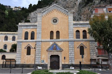 Maiori, Campania, İtalya 16 Nisan 2024: San Francesco Kilisesi ve manastırı, 16. yüzyılda Amendola sahilinde inşa edildi.