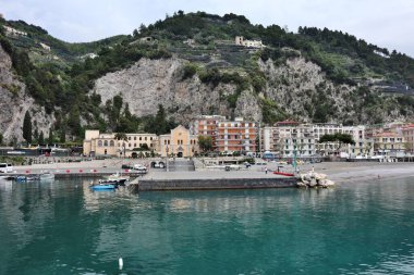Maiori, Campania, İtalya 16 Nisan 2024: Amendola kıyısındaki turizm limanı