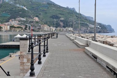 Maiori, Campania, İtalya 16 Nisan 2024: Amendola kıyısındaki turizm limanı