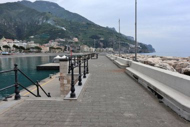 Maiori, Campania, İtalya 16 Nisan 2024: Amendola kıyısındaki turizm limanı