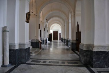 Maiori, Campania, İtalya 16 Nisan 2024: Santa Maria Kolej Kilisesi 'nin iç mimarisi, 13. yüzyılda Via Scale Sante di Corso Reginna' da inşa edildi.
