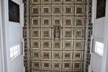 Maiori, Campania, İtalya 16 Nisan 2024: Santa Maria Kolej Kilisesi 'nin iç mimarisi, 13. yüzyılda Via Scale Sante di Corso Reginna' da inşa edildi.