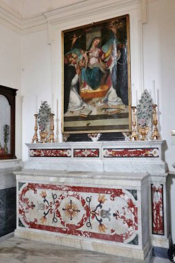 Maiori, Campania, İtalya 16 Nisan 2024: Santa Maria Kolej Kilisesi 'nin iç mimarisi, 13. yüzyılda Via Scale Sante di Corso Reginna' da inşa edildi.