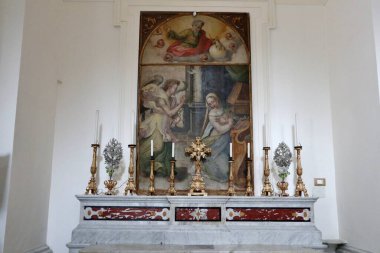 Maiori, Campania, İtalya 16 Nisan 2024: Santa Maria Kolej Kilisesi 'nin iç mimarisi, 13. yüzyılda Via Scale Sante di Corso Reginna' da inşa edildi.