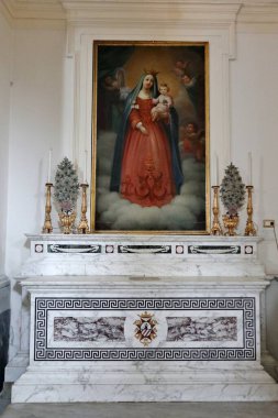 Maiori, Campania, İtalya 16 Nisan 2024: Santa Maria Kolej Kilisesi 'nin iç mimarisi, 13. yüzyılda Via Scale Sante di Corso Reginna' da inşa edildi.