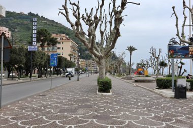 Maiori, Campania, İtalya 16 Nisan 2024: Amalfi Sahili 'nin en uzun plajı, Norman Kulesi' nden limana kadar uzanır.