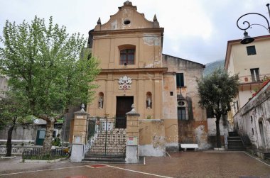 Maiori, Campania, İtalya 16 Nisan 2024: Posula 'daki San Pietro Kilisesi, 10. yüzyılda Via San Pietro' da inşa edildi.