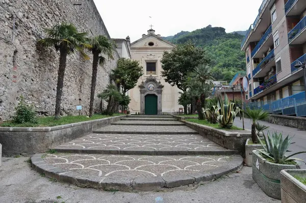 Maiori, Campania, İtalya, 16 Nisan 2024: San Domenico Kilisesi ve manastırı, veya Santissimo Rosario, 17. yüzyılda Via Roma 'da inşa edildi.