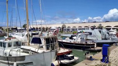 Lido di Ostia, Lazio, İtalya - 3 Mayıs 2024: Lungomare Duca degli Abruzzi 'deki Roma Turizm Limanı