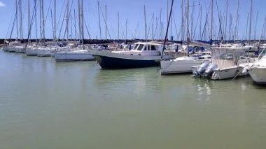 Lido di Ostia, Lazio, İtalya - 3 Mayıs 2024: Lungomare Duca degli Abruzzi 'deki Roma Turizm Limanı
