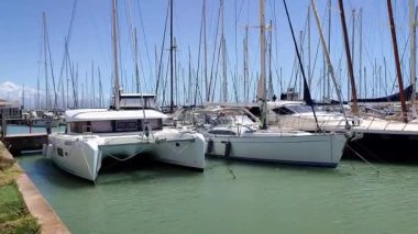 Lido di Ostia, Lazio, İtalya - 3 Mayıs 2024: Lungomare Duca degli Abruzzi 'deki Roma Turizm Limanı