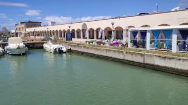 Lido di Ostia, Lazio, İtalya - 3 Mayıs 2024: Lungomare Duca degli Abruzzi 'deki Roma Turizm Limanı
