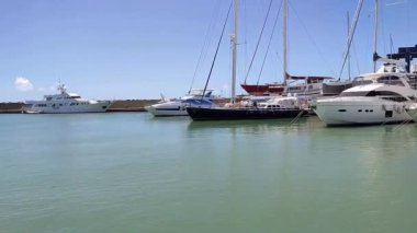 Lido di Ostia, Lazio, İtalya - 3 Mayıs 2024: Lungomare Duca degli Abruzzi 'deki Roma Turizm Limanı