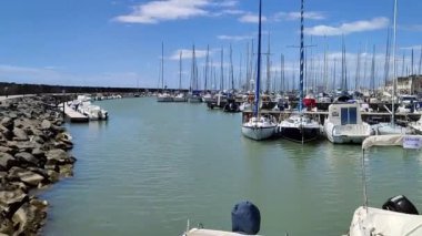 Lido di Ostia, Lazio, İtalya - 3 Mayıs 2024: Lungomare Duca degli Abruzzi 'deki Roma Turizm Limanı