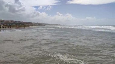 Lido di Ostia, Lazio, İtalya - 3 Mayıs 2024: Piazza dei Ravennati 'deki Pontile di Ostia' dan deniz manzarası