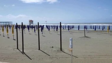 Lido di Ostia, Lazio, İtalya - 3 Mayıs 2024: Piazza dei Ravennati 'deki Pontile di Ostia' dan deniz manzarası