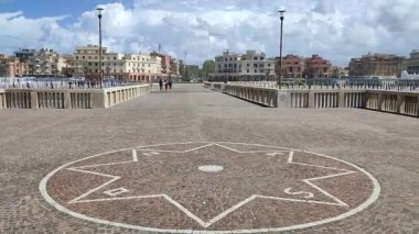 Lido di Ostia, Lazio, İtalya - 3 Mayıs 2024: Piazza dei Ravennati 'deki Pontile di Ostia' dan deniz manzarası